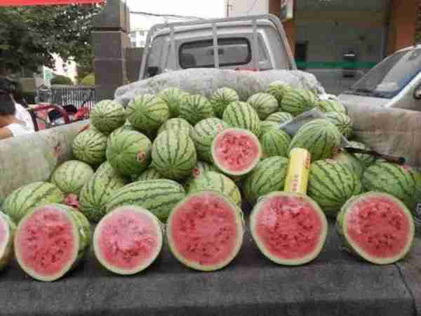夏天创业卖西瓜这种路边摊一天能挣多少钱？