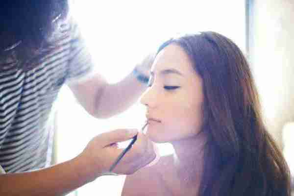 女孩子学美容和学化妆哪个更有前途？学化妆好还是学美容好？
