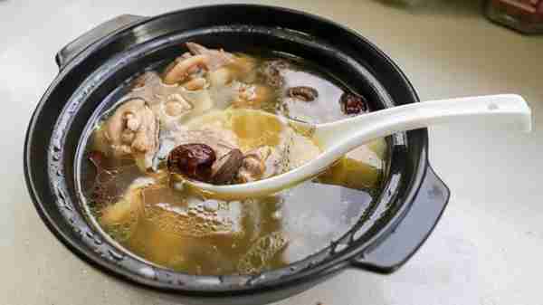 鸡汤炖什么好吃有营养（鸡汤怎么炖美味又滋补）