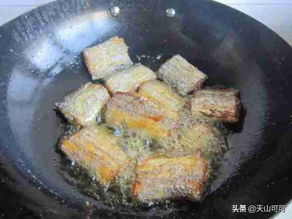 炸带鱼时，是裹面粉还是裹淀粉？哪种炸出来又香又脆？