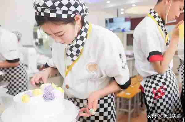  年女生学什么专业好？学西点高薪就业