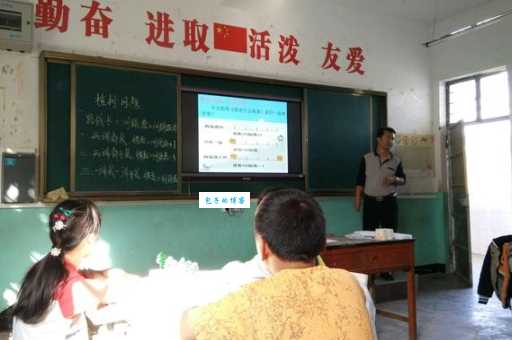 频频点头代表什么？不同场合下的含义解读